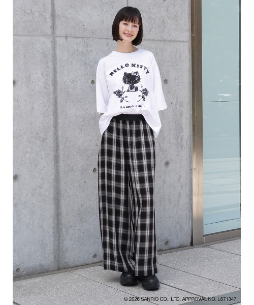 H.A.K(ハク)の「H.A.K×HELLO KITTY ハローキティとバラ かすれグリッタープリントTシャツ(Tシャツ/カットソー・レディース・ホワイト/グレー/ブラック・FREE)」の8枚目の写真