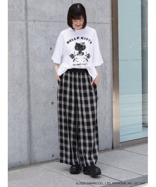 H.A.K(ハク)の「H.A.K×HELLO KITTY ハローキティとバラ かすれグリッタープリントTシャツ(Tシャツ/カットソー・レディース・ホワイト/グレー/ブラック・FREE)」の9枚目の写真