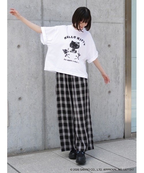 H.A.K(ハク)の「H.A.K×HELLO KITTY ハローキティとバラ かすれグリッタープリントTシャツ(Tシャツ/カットソー・レディース・ホワイト/グレー/ブラック・FREE)」の11枚目の写真