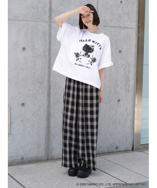 H.A.K(ハク)の「H.A.K×HELLO KITTY ハローキティとバラ かすれグリッタープリントTシャツ(Tシャツ/カットソー・レディース・ホワイト/グレー/ブラック・FREE)」の12枚目の写真