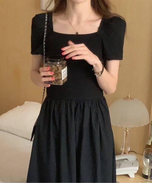 AMAJI(アマジ)の「スクエアネック ニット切替 パフスリーブ ロングワンピース(ワンピース・レディース・ブラック・FREE)」の3枚目の写真