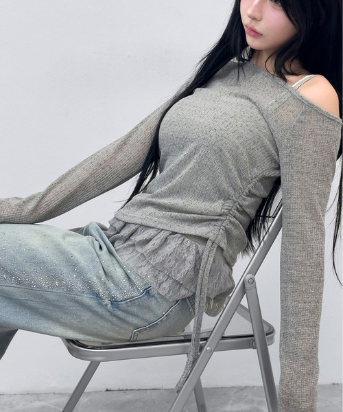 FOLLOWIN(フォロウィン)の「【2WAY/2点セット】オフショルダーシャーリングトップス+レースキャミ(Tシャツ/カットソー・レディース・ブラック/グレー/アイボリー・FREE)」の1枚目の写真