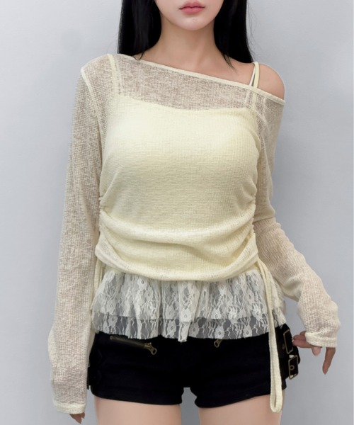FOLLOWIN(フォロウィン)の「【2WAY/2点セット】オフショルダーシャーリングトップス+レースキャミ(Tシャツ/カットソー・レディース・ブラック/グレー/アイボリー・FREE)」の2枚目の写真