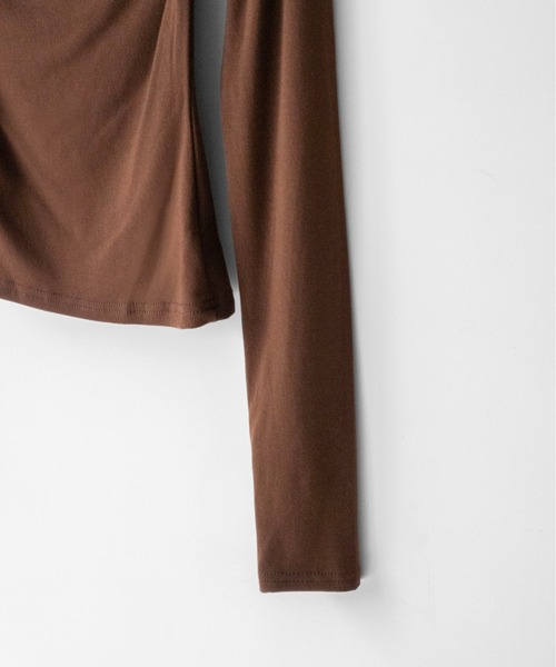 on:nue(オンニュ)の「【on:nue】ボレロレイヤード風フィンガーホールカットソー /26-27 AW COLLECTION(Tシャツ/カットソー・レディース・ブラウン/ブラック・FREE)」の16枚目の写真