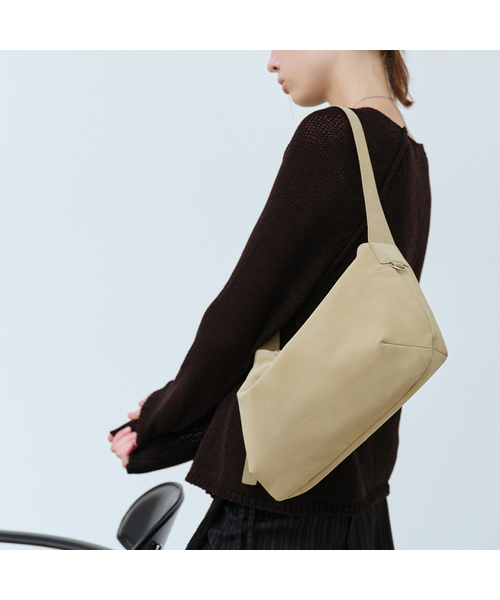 OVHEE(オヴェイ)の「ネサ ホーボーバッグ Nessa Hobo Bag(ショルダーバッグ・レディース・ブラック/サンドベージュ/オートミール・FREE)」の2枚目の写真