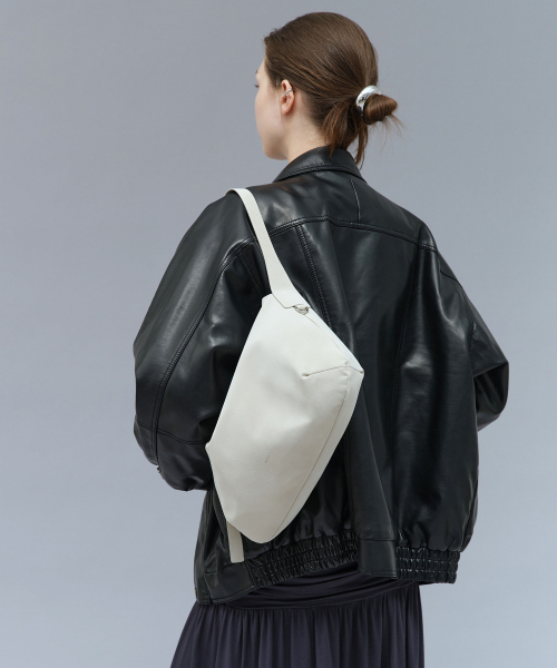OVHEE(オヴェイ)の「ネサ ホーボーバッグ Nessa Hobo Bag(ショルダーバッグ・レディース・ブラック/サンドベージュ/オートミール・FREE)」の5枚目の写真