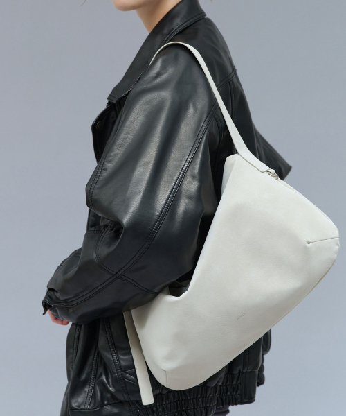 OVHEE(オヴェイ)の「ネサ ホーボーバッグ Nessa Hobo Bag(ショルダーバッグ・レディース・ブラック/サンドベージュ/オートミール・FREE)」の6枚目の写真