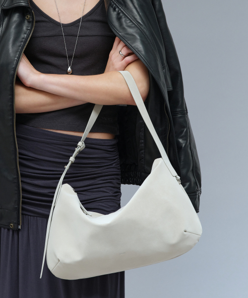 OVHEE(オヴェイ)の「ネサ ホーボーバッグ Nessa Hobo Bag(ショルダーバッグ・レディース・ブラック/サンドベージュ/オートミール・FREE)」の8枚目の写真