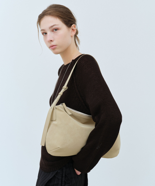 OVHEE(オヴェイ)の「ネサ ホーボーバッグ Nessa Hobo Bag(ショルダーバッグ・レディース・ブラック/サンドベージュ/オートミール・FREE)」の13枚目の写真