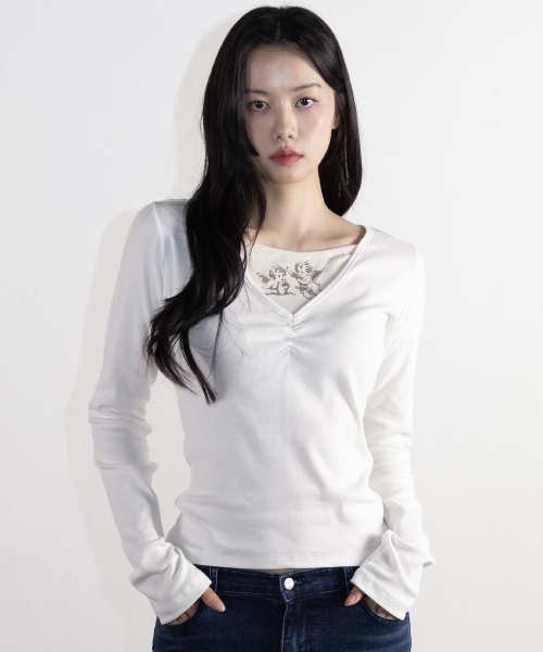 MAGORENSEOUL(マゴレンソウル)の「シャーリングVネックレイヤードロングスリーブ アイボリー(Tシャツ/カットソー・レディース・その他・FREE)」の1枚目の写真