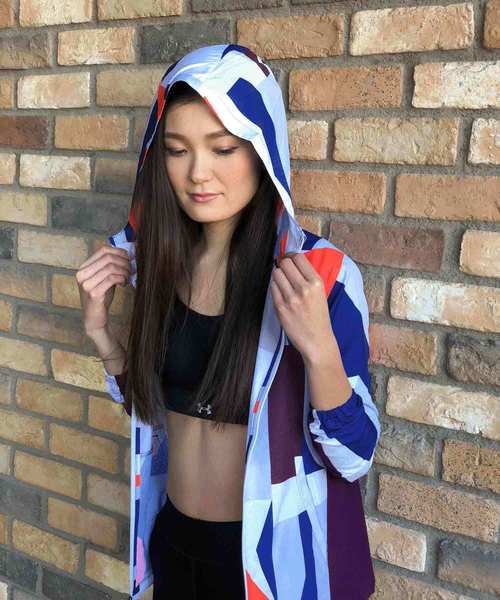 UNDER ARMOUR（アンダーアーマー）の「レディース トレーニングパーカー / プリントウーブンフルジップフーディー（その他アウター・レディース・グリーン系その他/マルチ/ブラック・L/M/S/XL）」の6枚目の写真