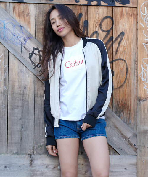 Calvin Klein Jeans（カルヴァンクラインジーンズ）の「リバーシブルボンバージャケット（ブルゾン・レディース・ライトグレー・X-SMALL/LARGE/SMALL/MEDIUM）」の9枚目の写真