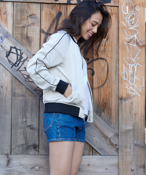 Calvin Klein Jeans（カルヴァンクラインジーンズ）の「リバーシブルボンバージャケット（ブルゾン・レディース・ライトグレー・X-SMALL/LARGE/SMALL/MEDIUM）」の7枚目の写真