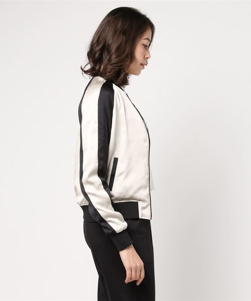 Calvin Klein Jeans（カルヴァンクラインジーンズ）の「リバーシブルボンバージャケット（ブルゾン・レディース・ライトグレー・X-SMALL/LARGE/SMALL/MEDIUM）」の4枚目の写真