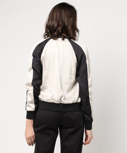 Calvin Klein Jeans（カルヴァンクラインジーンズ）の「リバーシブルボンバージャケット（ブルゾン・レディース・ライトグレー・X-SMALL/LARGE/SMALL/MEDIUM）」の3枚目の写真