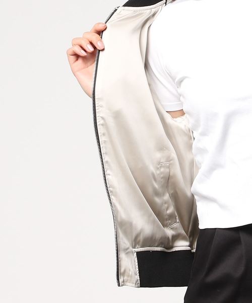 Calvin Klein Jeans（カルヴァンクラインジーンズ）の「リバーシブルボンバージャケット（ブルゾン・レディース・ライトグレー・X-SMALL/LARGE/SMALL/MEDIUM）」の2枚目の写真