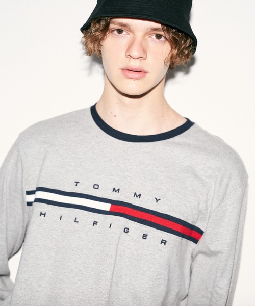 TOMMY HILFIGER（トミーヒルフィガー）の「【オンライン限定】トミーヒルフィガーロゴロングスリーブTシャツ / TINO TEE（Tシャツ/カットソー・メンズ・ネイビー/グレー/ブラック/ホワイト/ホワイト系その他/ブルー系その他/ブラック系その他/グレー系その他/ブラック系その他2/ホワイト系その他2/ブルー系その他2/グレー系その他2/グレー系その他3・LARGE/MEDIUM/SMALL/X-LARGE/XX-LARGE/X-SMALL）」の22枚目の写真