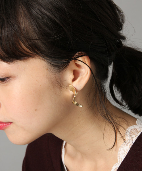LOWRYS FARM(ローリーズファーム)の「ウネウネイヤリング 810215(イヤリング・レディース・ゴールド/シルバー・FREE)」の2枚目の写真