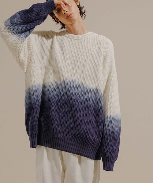ADAM ET ROPE'（アダムエロペ）の「【LOGAN/ローガン別注】Dip Dye CrewNeck/UNISEX（ニット/セーター・メンズ・ネイビー/グレー・M/L）」の3枚目の写真