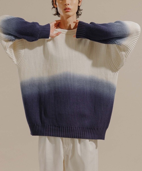 ADAM ET ROPE'（アダムエロペ）の「【LOGAN/ローガン別注】Dip Dye CrewNeck/UNISEX（ニット/セーター・メンズ・ネイビー/グレー・M/L）」の4枚目の写真