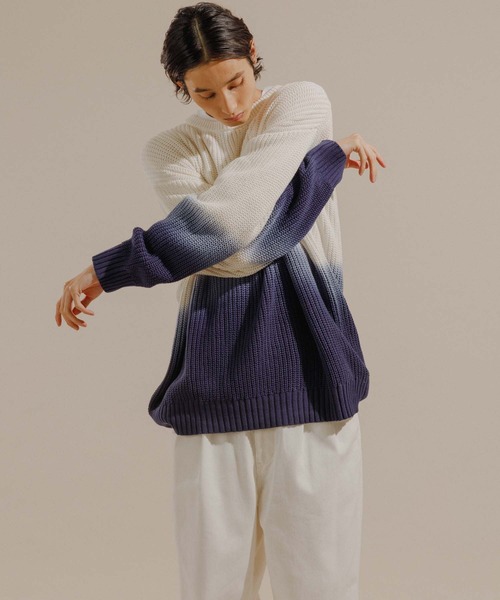 ADAM ET ROPE'（アダムエロペ）の「【LOGAN/ローガン別注】Dip Dye CrewNeck/UNISEX（ニット/セーター・メンズ・ネイビー/グレー・M/L）」の5枚目の写真