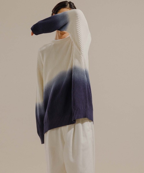 ADAM ET ROPE'（アダムエロペ）の「【LOGAN/ローガン別注】Dip Dye CrewNeck/UNISEX（ニット/セーター・メンズ・ネイビー/グレー・M/L）」の6枚目の写真