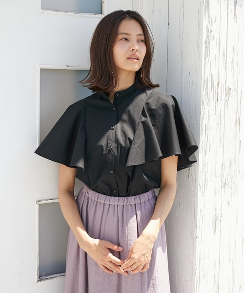 Rewde(ルゥデ)の「袖フリルバンドカラーブラウス(1R13-08151)(シャツ/ブラウス・レディース・ホワイト/ブラック・M)」の1枚目の写真