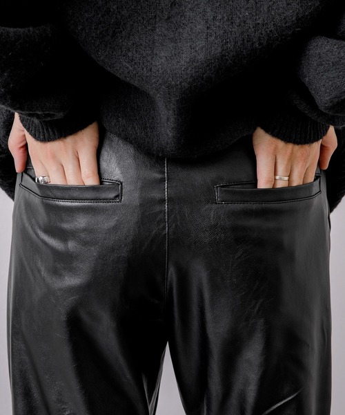 Adoon plain（アドーンプレーン）の「【Adoon plain】フェイクレザーフレアパンツ（その他パンツ・メンズ・ブラック・SMALL/MEDIUM/LARGE）」の4枚目の写真