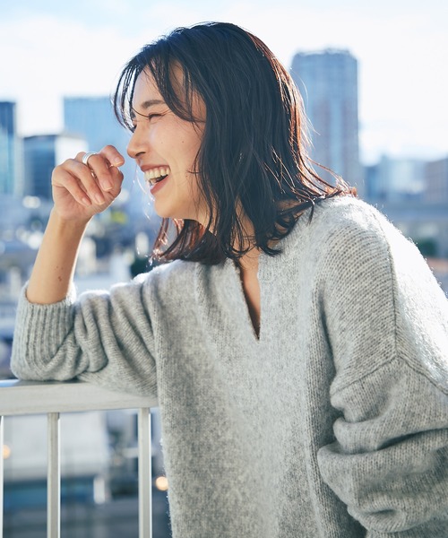 RIVE DROITE（リヴドロワ）の「デコルテを美しく魅せる　スリットネックエアリーニット（ニット/セーター・レディース・イエロー/ライトグレー/スカイブルー・FREE）」の15枚目の写真