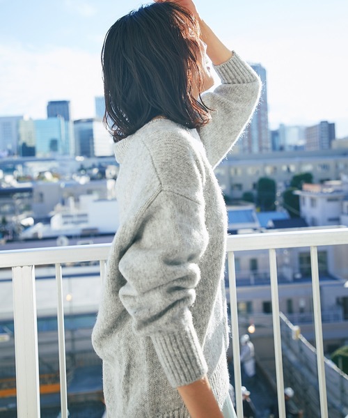 RIVE DROITE（リヴドロワ）の「デコルテを美しく魅せる　スリットネックエアリーニット（ニット/セーター・レディース・イエロー/ライトグレー/スカイブルー・FREE）」の10枚目の写真