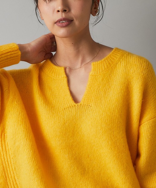 RIVE DROITE（リヴドロワ）の「デコルテを美しく魅せる　スリットネックエアリーニット（ニット/セーター・レディース・イエロー/ライトグレー/スカイブルー・FREE）」の14枚目の写真