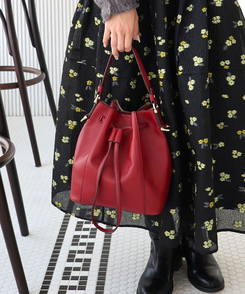 MIAN （ミアン）の「【ドラマ着用 / 詳細動画あり】LOTUS / 巾着2wayショルダー（ショルダーバッグ・レディース・ブラック/イエロー/モカ/グレイッシュベージュ/アイボリー/サックスブルー/オレンジ/シルバー/ブルー/レッド・FREE）」の8枚目の写真