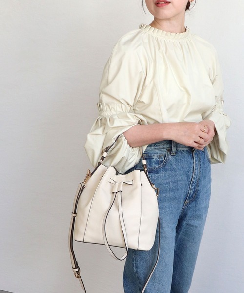 MIAN （ミアン）の「【ドラマ着用 / 詳細動画あり】LOTUS / 巾着2wayショルダー（ショルダーバッグ・レディース・ブラック/イエロー/モカ/グレイッシュベージュ/アイボリー/サックスブルー/オレンジ/シルバー/ブルー/レッド・FREE）」の4枚目の写真