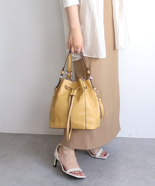 MIAN （ミアン）の「【ドラマ着用 / 詳細動画あり】LOTUS / 巾着2wayショルダー（ショルダーバッグ・レディース・ブラック/イエロー/モカ/グレイッシュベージュ/アイボリー/サックスブルー/オレンジ/シルバー/ブルー/レッド・FREE）」の7枚目の写真