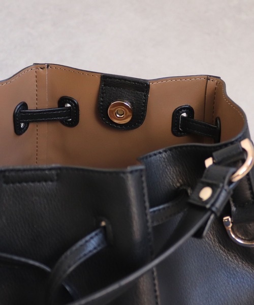 MIAN （ミアン）の「【ドラマ着用 / 詳細動画あり】LOTUS / 巾着2wayショルダー（ショルダーバッグ・レディース・ブラック/イエロー/モカ/グレイッシュベージュ/アイボリー/サックスブルー/オレンジ/シルバー/ブルー/レッド・FREE）」の20枚目の写真