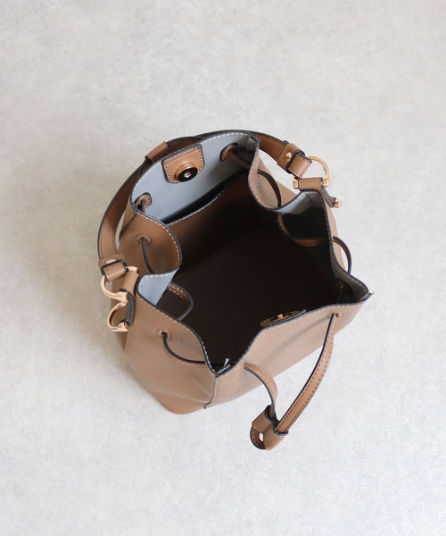 MIAN （ミアン）の「【ドラマ着用 / 詳細動画あり】LOTUS / 巾着2wayショルダー（ショルダーバッグ・レディース・ブラック/イエロー/モカ/グレイッシュベージュ/アイボリー/サックスブルー/オレンジ/シルバー/ブルー/レッド・FREE）」の14枚目の写真