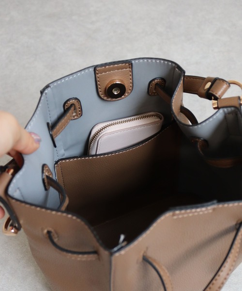 MIAN （ミアン）の「【ドラマ着用 / 詳細動画あり】LOTUS / 巾着2wayショルダー（ショルダーバッグ・レディース・ブラック/イエロー/モカ/グレイッシュベージュ/アイボリー/サックスブルー/オレンジ/シルバー/ブルー/レッド・FREE）」の15枚目の写真