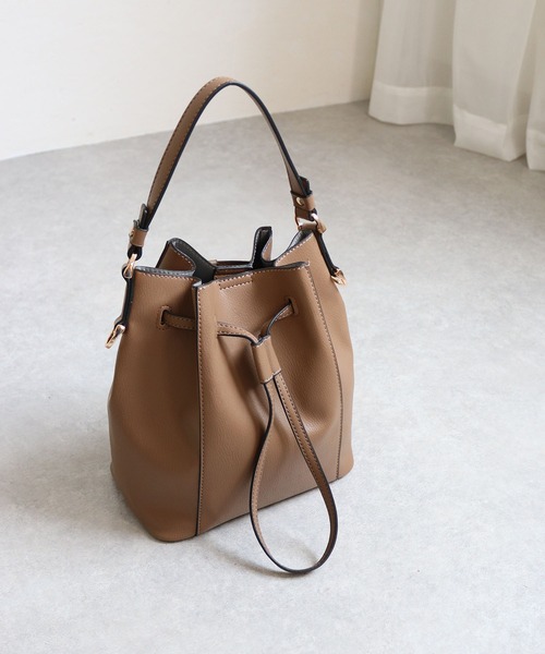 MIAN （ミアン）の「【ドラマ着用 / 詳細動画あり】LOTUS / 巾着2wayショルダー（ショルダーバッグ・レディース・ブラック/イエロー/モカ/グレイッシュベージュ/アイボリー/サックスブルー/オレンジ/シルバー/ブルー/レッド・FREE）」の11枚目の写真