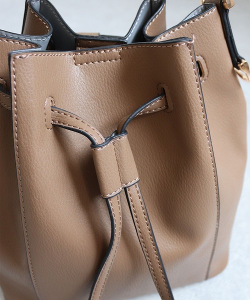 MIAN （ミアン）の「【ドラマ着用 / 詳細動画あり】LOTUS / 巾着2wayショルダー（ショルダーバッグ・レディース・ブラック/イエロー/モカ/グレイッシュベージュ/アイボリー/サックスブルー/オレンジ/シルバー/ブルー/レッド・FREE）」の16枚目の写真