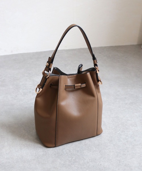 MIAN （ミアン）の「【ドラマ着用 / 詳細動画あり】LOTUS / 巾着2wayショルダー（ショルダーバッグ・レディース・ブラック/イエロー/モカ/グレイッシュベージュ/アイボリー/サックスブルー/オレンジ/シルバー/ブルー/レッド・FREE）」の12枚目の写真