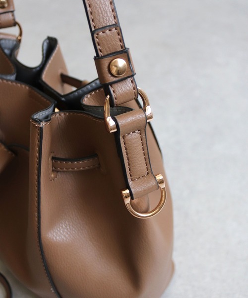 MIAN （ミアン）の「【ドラマ着用 / 詳細動画あり】LOTUS / 巾着2wayショルダー（ショルダーバッグ・レディース・ブラック/イエロー/モカ/グレイッシュベージュ/アイボリー/サックスブルー/オレンジ/シルバー/ブルー/レッド・FREE）」の17枚目の写真