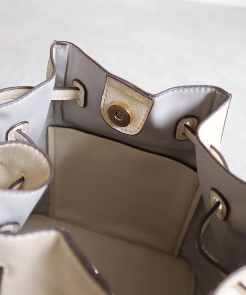 MIAN （ミアン）の「【ドラマ着用 / 詳細動画あり】LOTUS / 巾着2wayショルダー（ショルダーバッグ・レディース・ブラック/イエロー/モカ/グレイッシュベージュ/アイボリー/サックスブルー/オレンジ/シルバー/ブルー/レッド・FREE）」の19枚目の写真