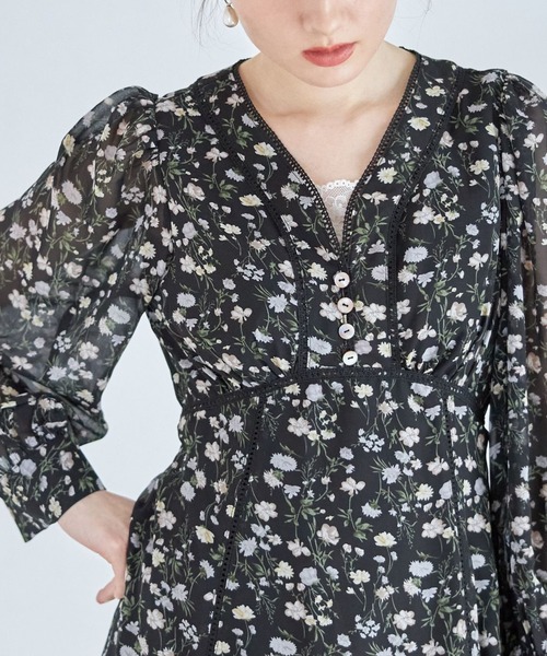 tocco closet（トッコ　クローゼット）の「前後２ＷＡＹレース付き裾メローフリルリブタンクトップ（タンクトップ・レディース・アイボリー/グレー系その他/グレイッシュベージュ・M）」の4枚目の写真