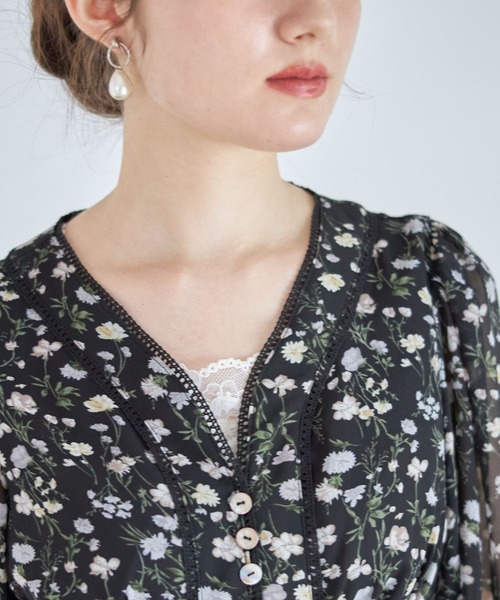 tocco closet（トッコ　クローゼット）の「前後２ＷＡＹレース付き裾メローフリルリブタンクトップ（タンクトップ・レディース・アイボリー/グレー系その他/グレイッシュベージュ・M）」の5枚目の写真