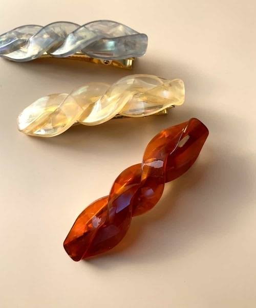 a.v.v（アーヴェヴェ）の「三つ編みマーブルバレッタ（バレッタ/ヘアクリップ・レディース・ブラウン/ライトグレー/アイボリー・38）」の3枚目の写真