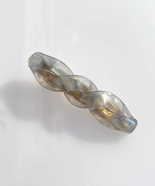 a.v.v（アーヴェヴェ）の「三つ編みマーブルバレッタ（バレッタ/ヘアクリップ・レディース・ブラウン/ライトグレー/アイボリー・38）」の2枚目の写真