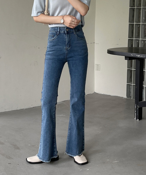 emi+(エミプラス)の「フリンジフレアパンツ(デニムパンツ・レディース・ブラック/ライトブルー/ブルー・S/M/L)」の14枚目の写真