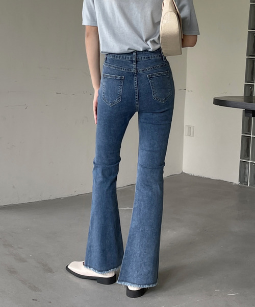 emi+(エミプラス)の「フリンジフレアパンツ(デニムパンツ・レディース・ブラック/ライトブルー/ブルー・S/M/L)」の15枚目の写真