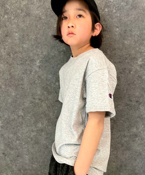 Champion(チャンピオン)の「Champion ワンポイント袖ロゴ クルーネック半袖Tシャツ キッズ(Tシャツ/カットソー・キッズ・オフホワイト/ダークグリーン/ネイビー/グレー/ブラック・S/M/L/XL)」の3枚目の写真