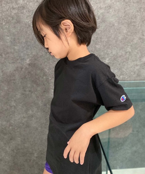 Champion(チャンピオン)の「Champion ワンポイント袖ロゴ クルーネック半袖Tシャツ キッズ(Tシャツ/カットソー・キッズ・オフホワイト/ダークグリーン/ネイビー/グレー/ブラック・S/M/L/XL)」の1枚目の写真